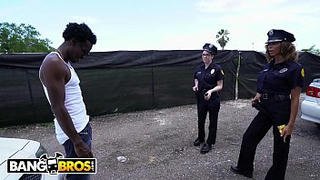 BANGBROS-幸運な容疑者がいくつかの超セクシーな女性警官と絡み合う